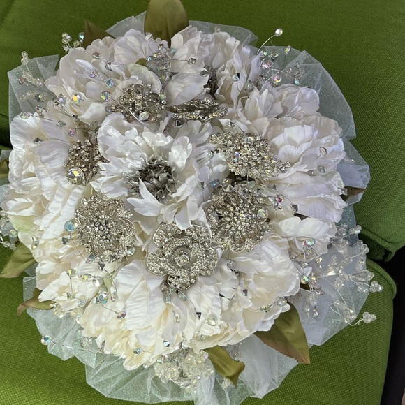 New, Beautiful hand crafted wedding bouquet. White/pearl colored peonies - Picture 2 of 9
